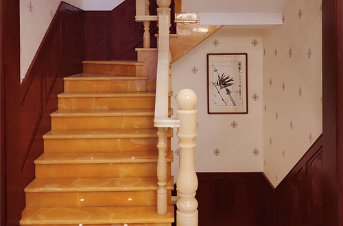 巴彦淖尔中式别墅室内汉白玉石楼梯的定制安装装饰效果