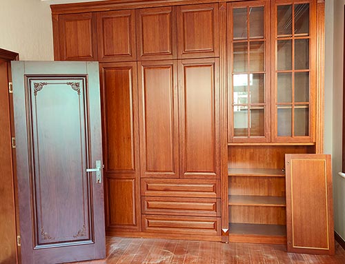 巴彦淖尔中式家庭装修里定制的实木衣柜效果图